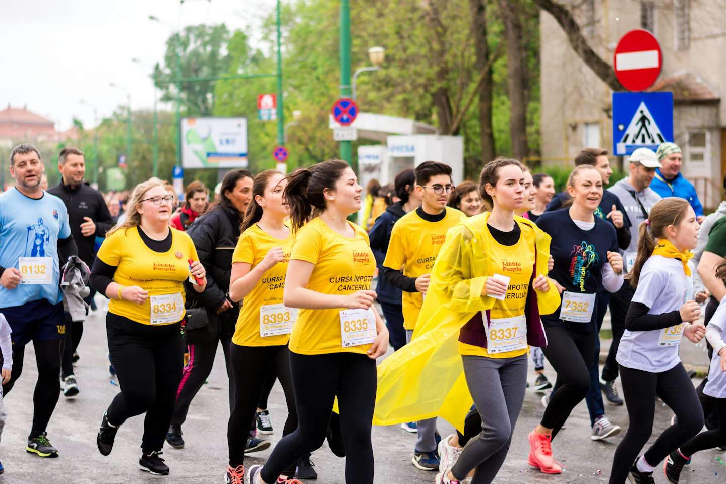 Mensen die rennen in een liefdadigheidsmarathon op een stadsstraat.